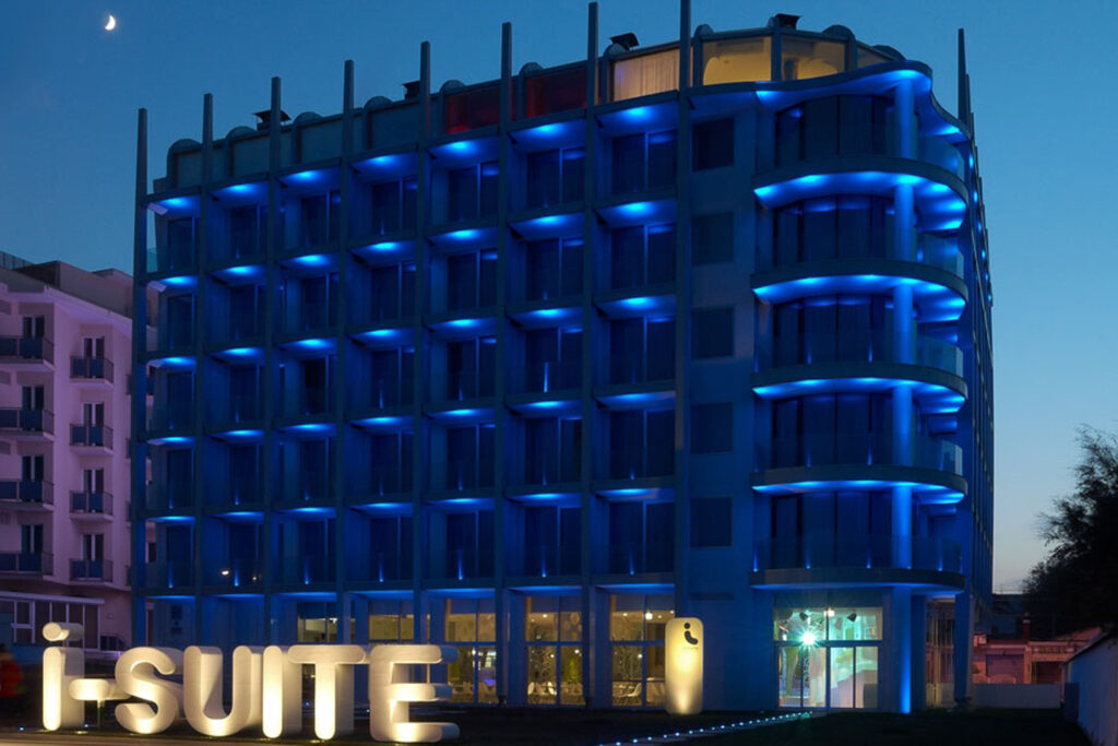 i-Suite_Hotel_est-fronte_Notte_ok
